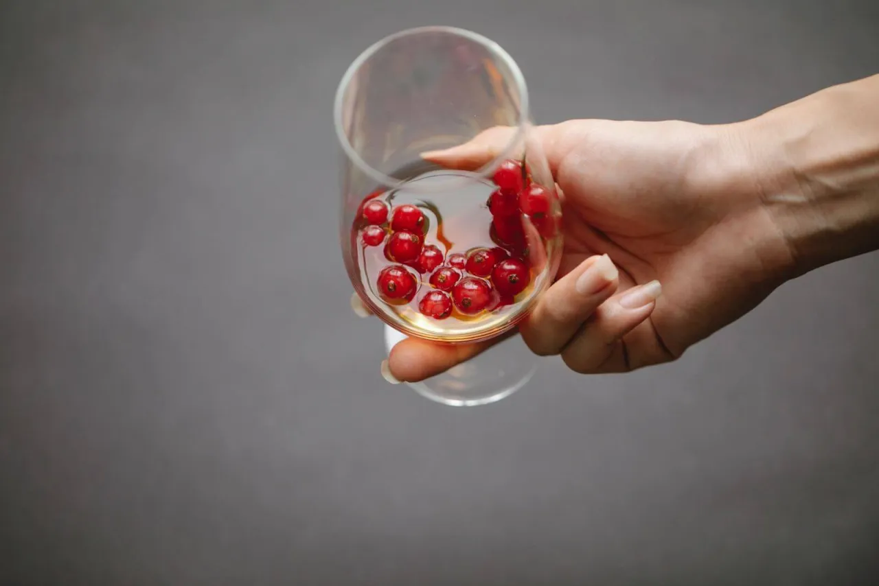 Zdjęcie Alkohol po wyrwaniu ósemki: Kiedy można pić bezpiecznie?