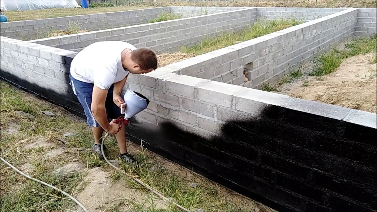 Zdjęcie Czym pomalować fundament, aby uniknąć wilgoci i zniszczeń?