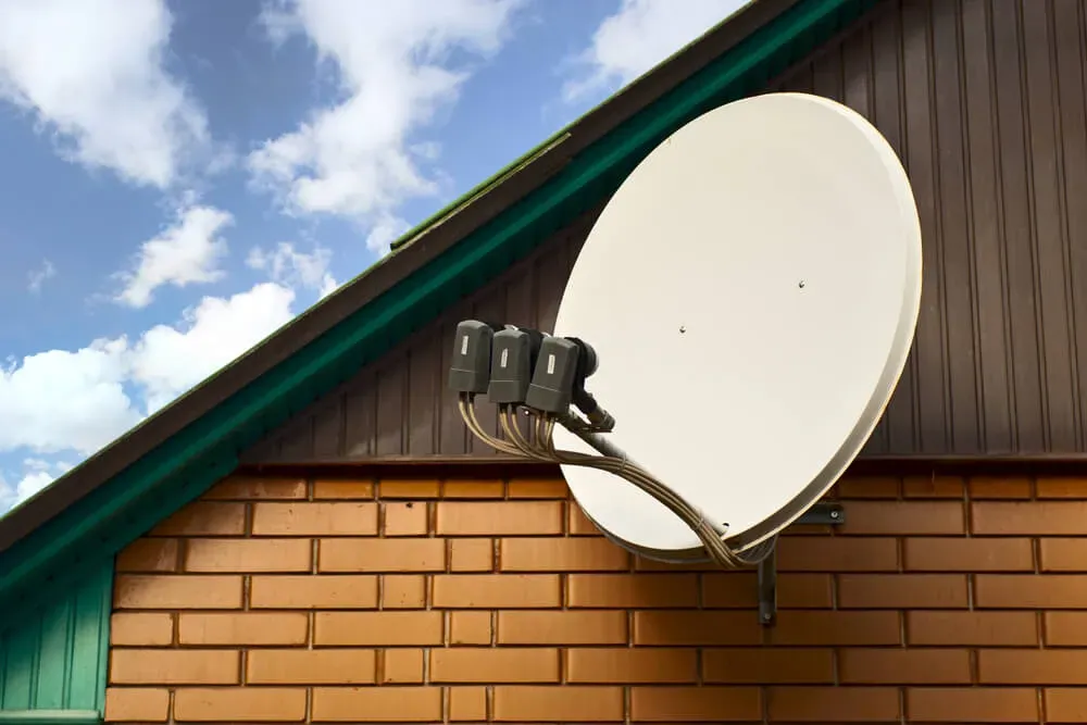 Zdjęcie Czy antena satelitarna może być na strychu? Sprawdź wyzwania i zalety