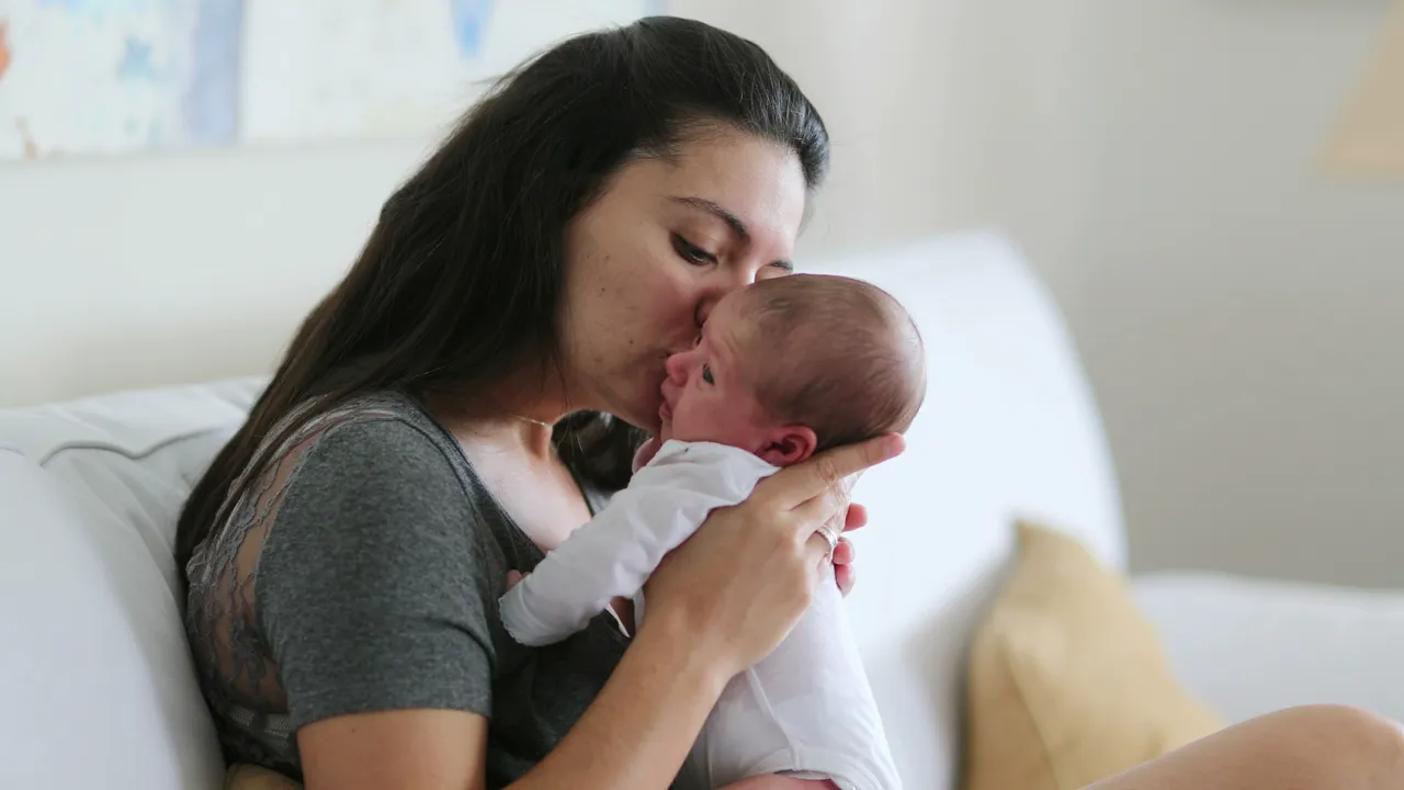 Zdjęcie Skok rozwojowy 6 tydzień objawy: co może zaniepokoić rodziców?