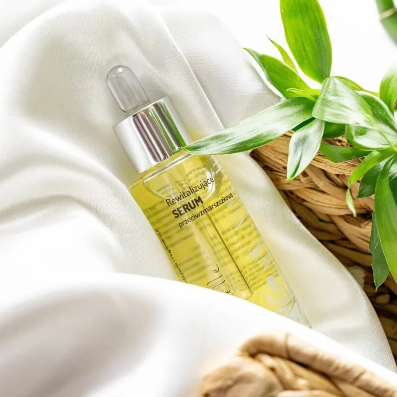 Zdjęcie Rewitalizujące serum przeciwzmarszczkowe z witaminą C i Stoechiol - skuteczne działanie na zmarszczki