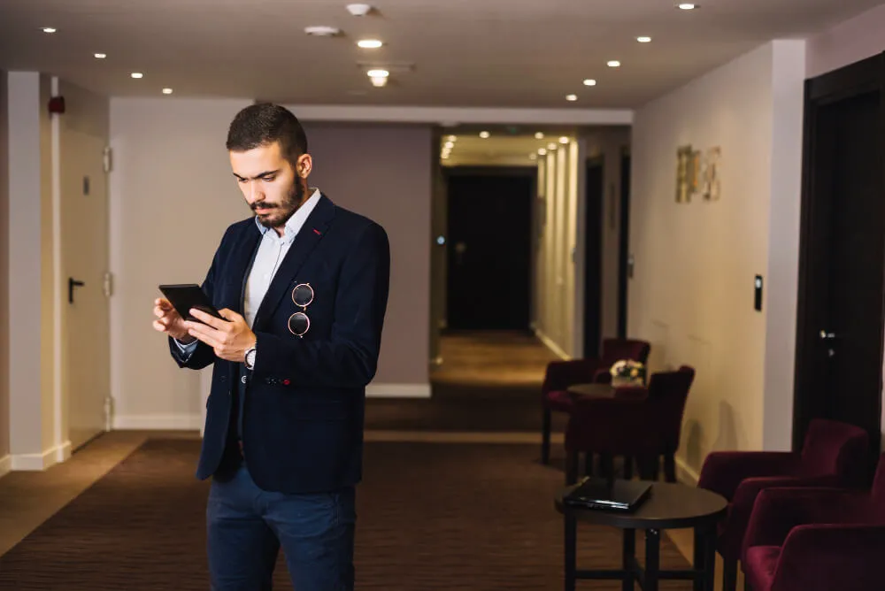 Zdjęcie W jakich butach chodzić po hotelu, aby czuć się komfortowo i stylowo?