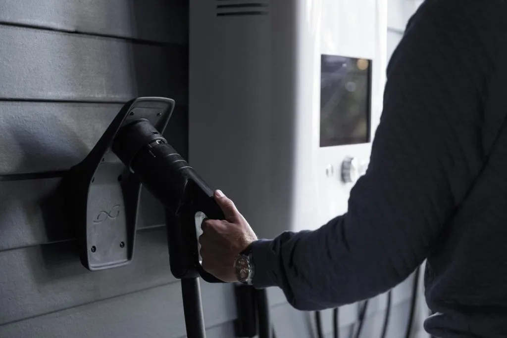 Zdjęcie Jak ładować samochód elektryczny w domu - uniknij wysokich kosztów