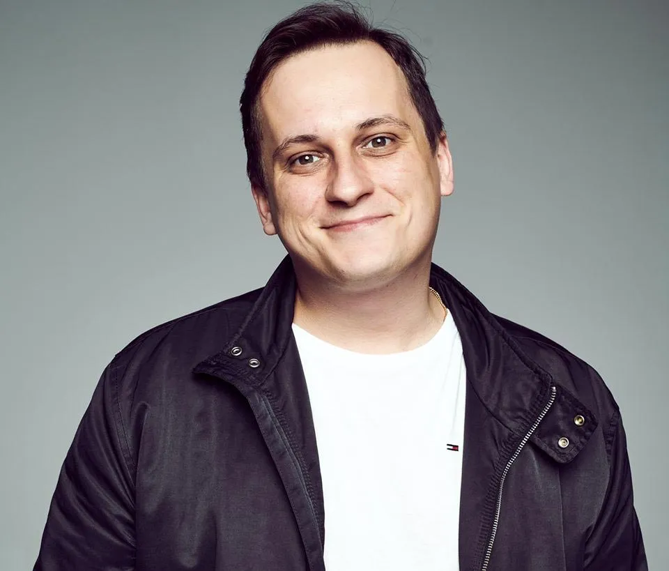 Zdjęcie Paweł Chałupka stand up – odkryj jego najlepsze występy i humor