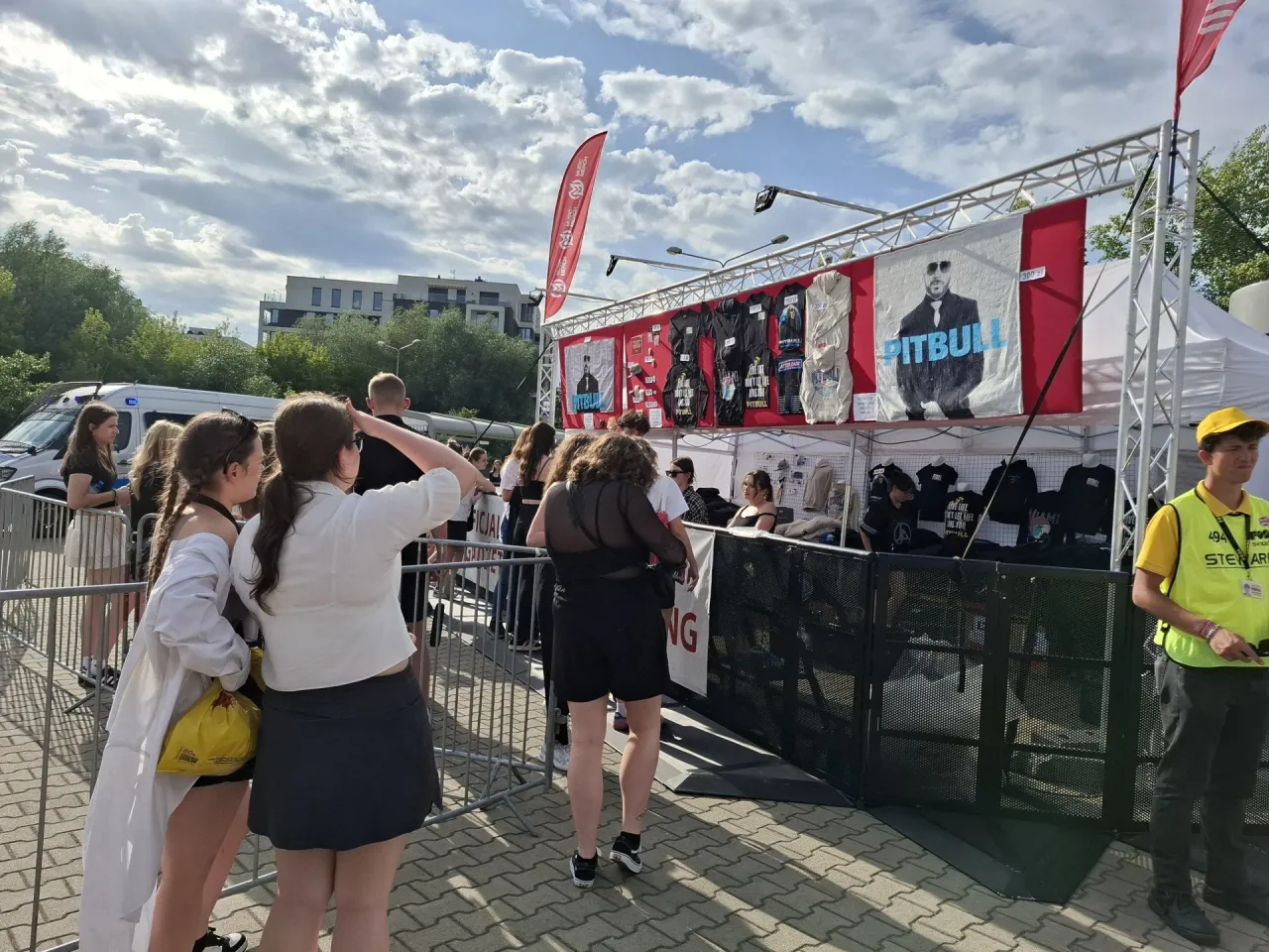 Zdjęcie Ile kosztuje bilet na koncert szpaka? Sprawdź ceny i miejsca zakupu