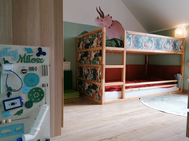 Zdjęcie Pomysły na kreatywne przeróbki łóżka IKEA KURA DIY dla dzieci