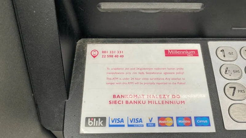 Zdjęcie Jak wypłacić BLIK z bankomatu bez karty i uniknąć opłat
