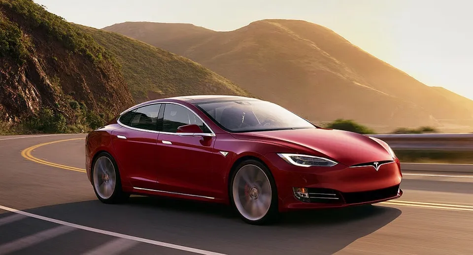 Zdjęcie Ile kWh na 100 km zużywa Tesla? Porównanie modeli i oszczędności