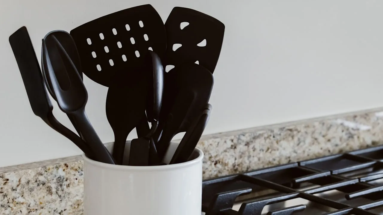 Zdjęcie Schwarzes Plastik in der Küche: Gesundheitsrisiken und sichere Alternativen