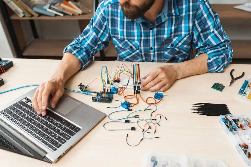 Zdjęcie Podstawy elektroniki: Co warto wiedzieć na początek nauki?