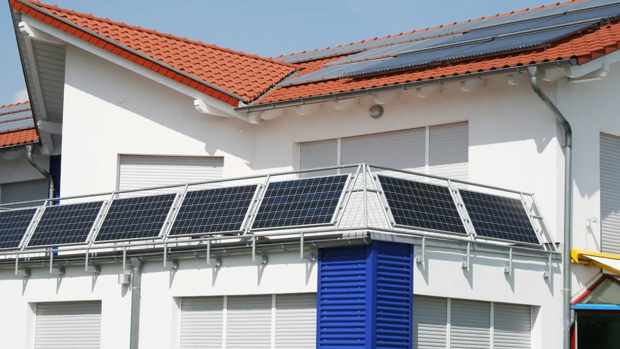 Zdjęcie Mini elektrownia słoneczna na balkonie: Jak oszczędzać z energią?
