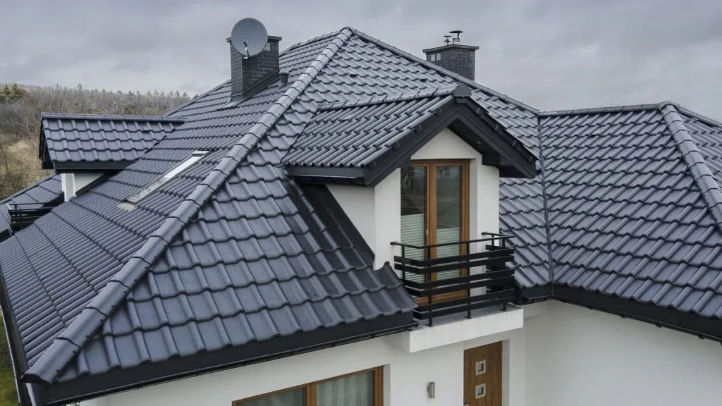 Zdjęcie Czarna dachówka ceramiczna: eleganckie pokrycie na lata