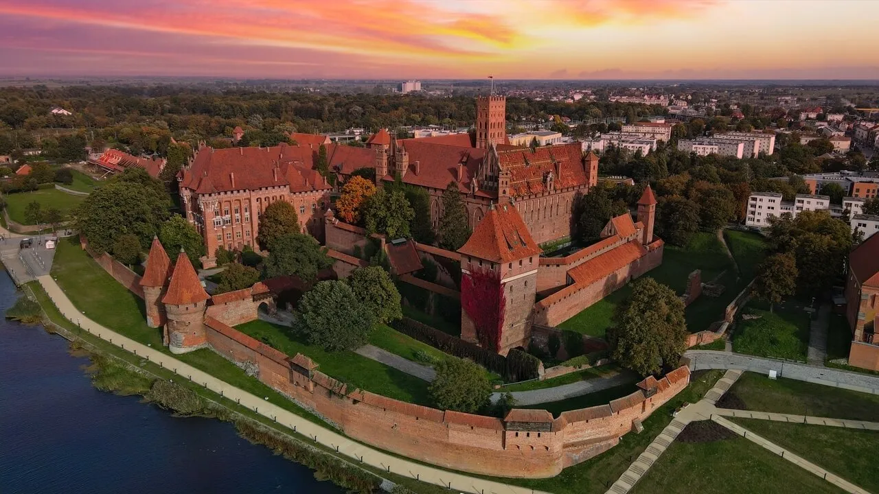 Zdjęcie Kto wybudował zamek w Malborku? Fascynująca historia i architektura