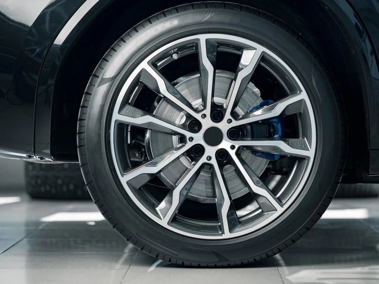 Zdjęcie Jaki kolor felg do czarnego bmw? Odkryj najlepsze opcje dla stylu