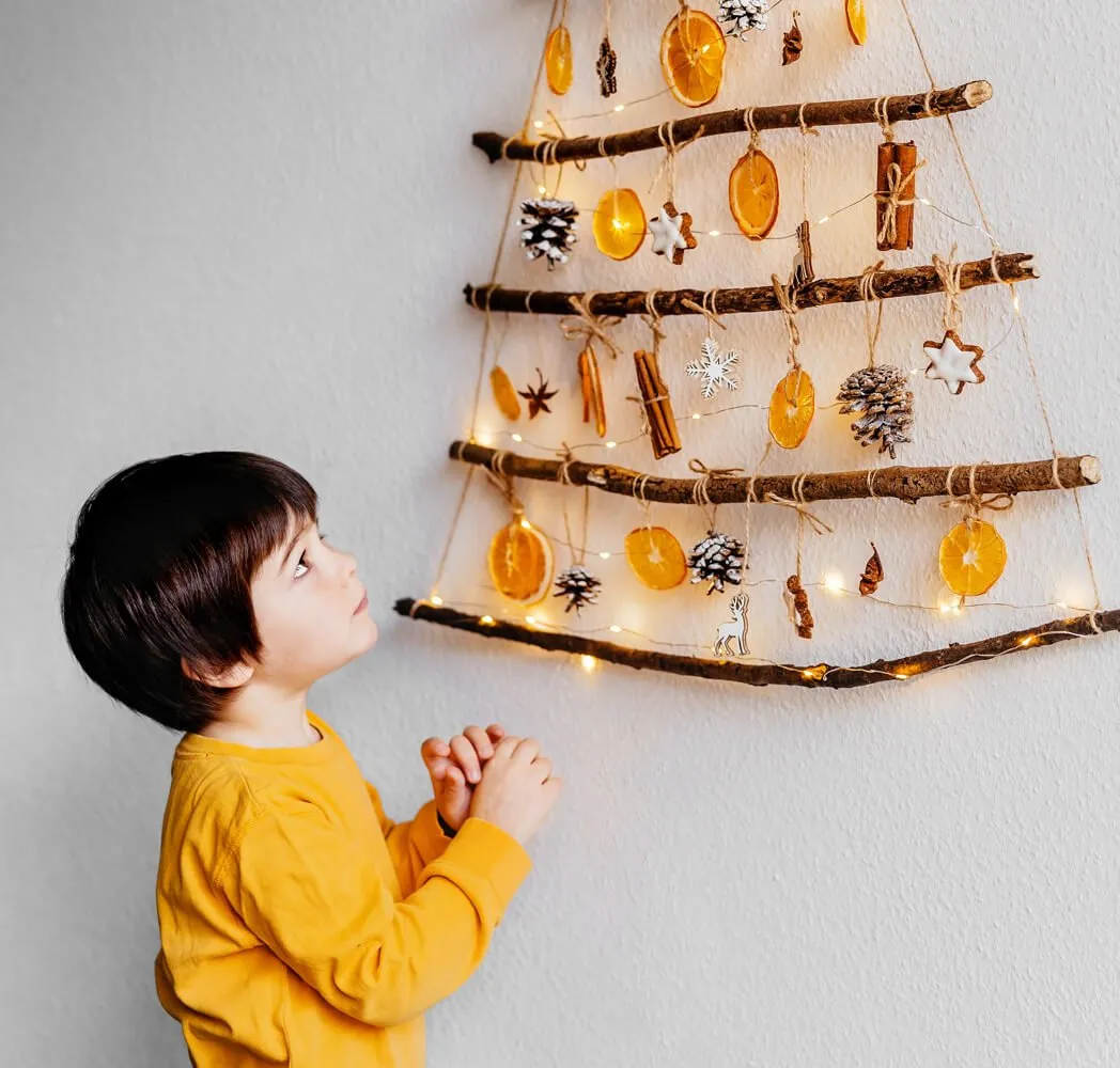 Zdjęcie Jak zrobić choinkę na ścianie z lampek - proste kroki i pomysły