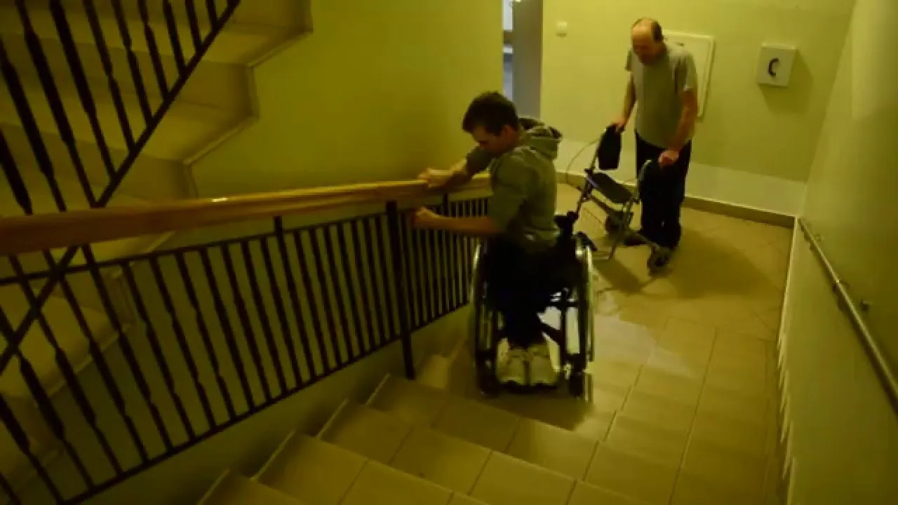 Zdjęcie Bezpieczne zjazdy wózkiem po schodach. Uniknij ryzykownych sytuacji krok po kroku