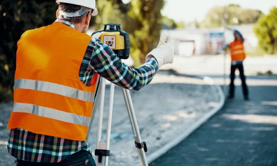 Zdjęcie Kto to jest geodeta? Poznaj jego kluczowe zadania i kwalifikacje