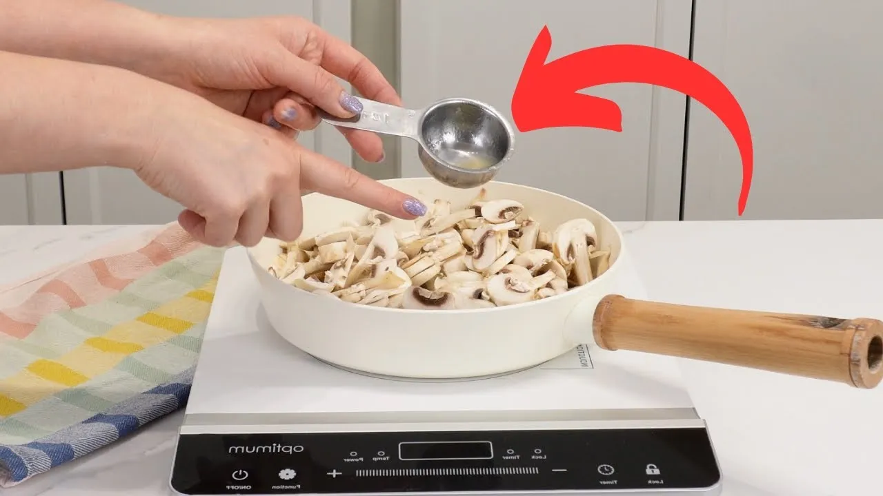 Zdjęcie Jak przygotować pieczarki do pizzy, aby uniknąć wodnistego efektu