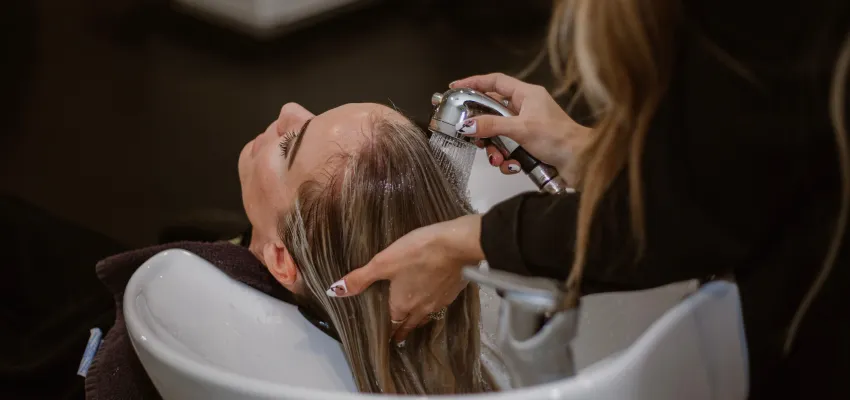 Zdjęcie Ile kosztuje farbowanie odrostów u fryzjera? Ceny, które zaskakują