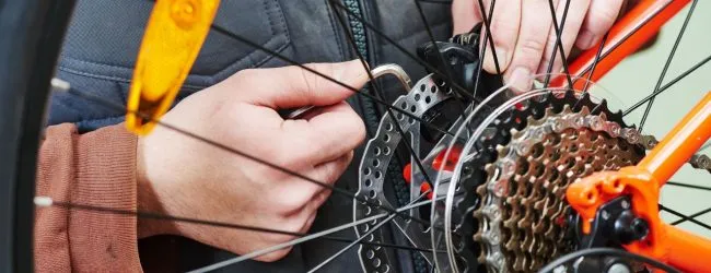 Zdjęcie Jak założyć łańcuch w rowerze z przerzutkami - uniknij najczęstszych błędów