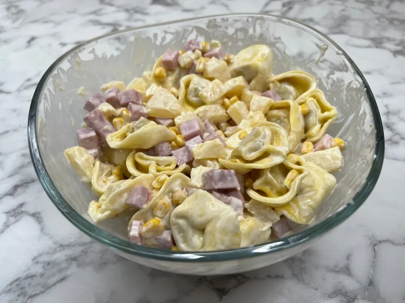 Zdjęcie Jak zrobić sałatkę z tortellini, która zachwyci Twoich gości
