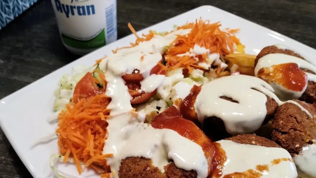 Zdjęcie Jak się pisze kebab czy kebap? Odkryj poprawną pisownię teraz