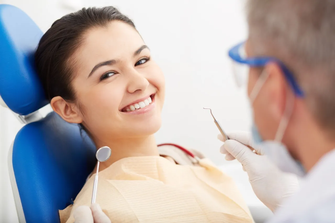 Zdjęcie Co ile chodzić do dentysty, aby uniknąć problemów z zębami?