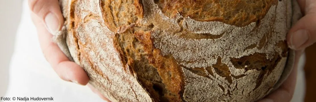 Zdjęcie Wie bewahre ich frisch gebackenes Brot auf, um es länger frisch zu halten?