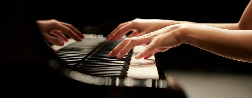 Zdjęcie Pianino – co to za instrument i jak się różni od fortepianu?