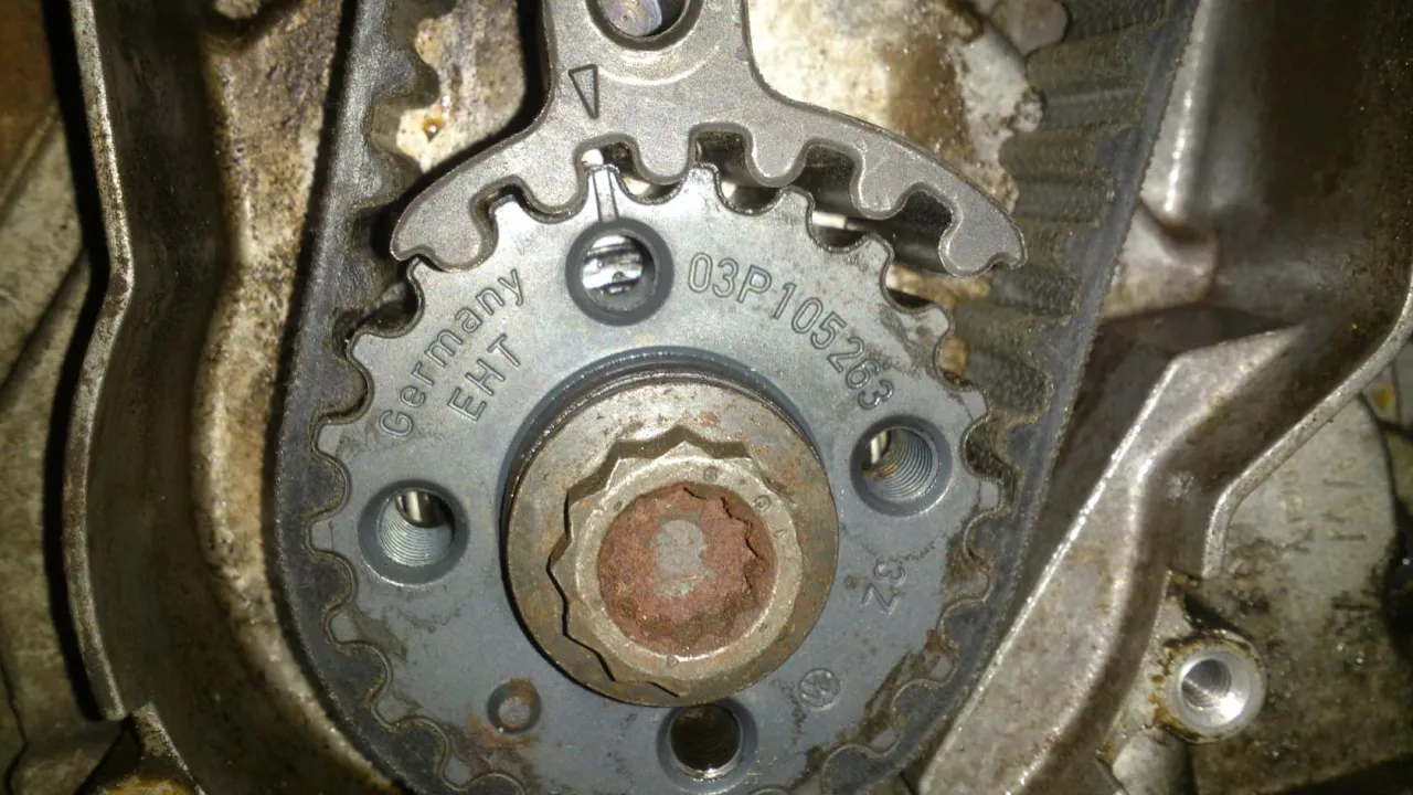 Zdjęcie Jak prawidłowo przeprowadzić wymianę paska rozrządu 2.0 TDI i ustawić blokadę rozrządu