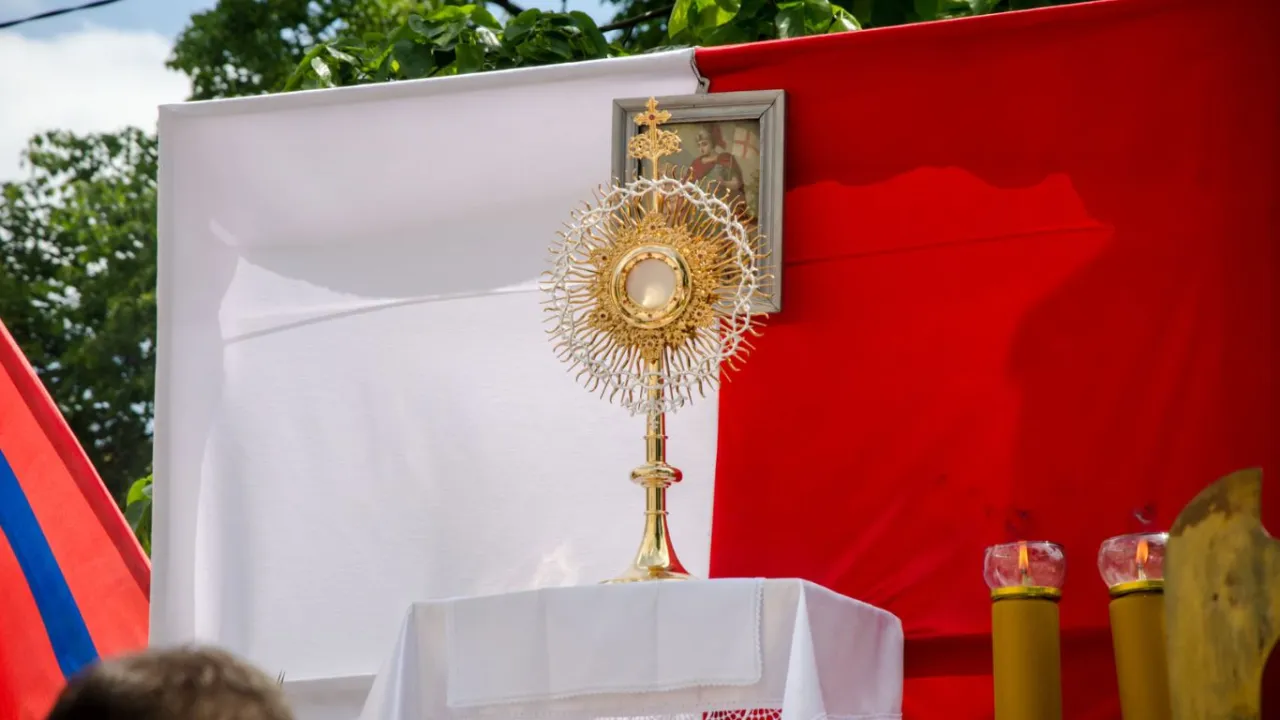 Zdjęcie Dlaczego w Boże Ciało są 4 ołtarze? Symbolika i historia tradycji katolickiej