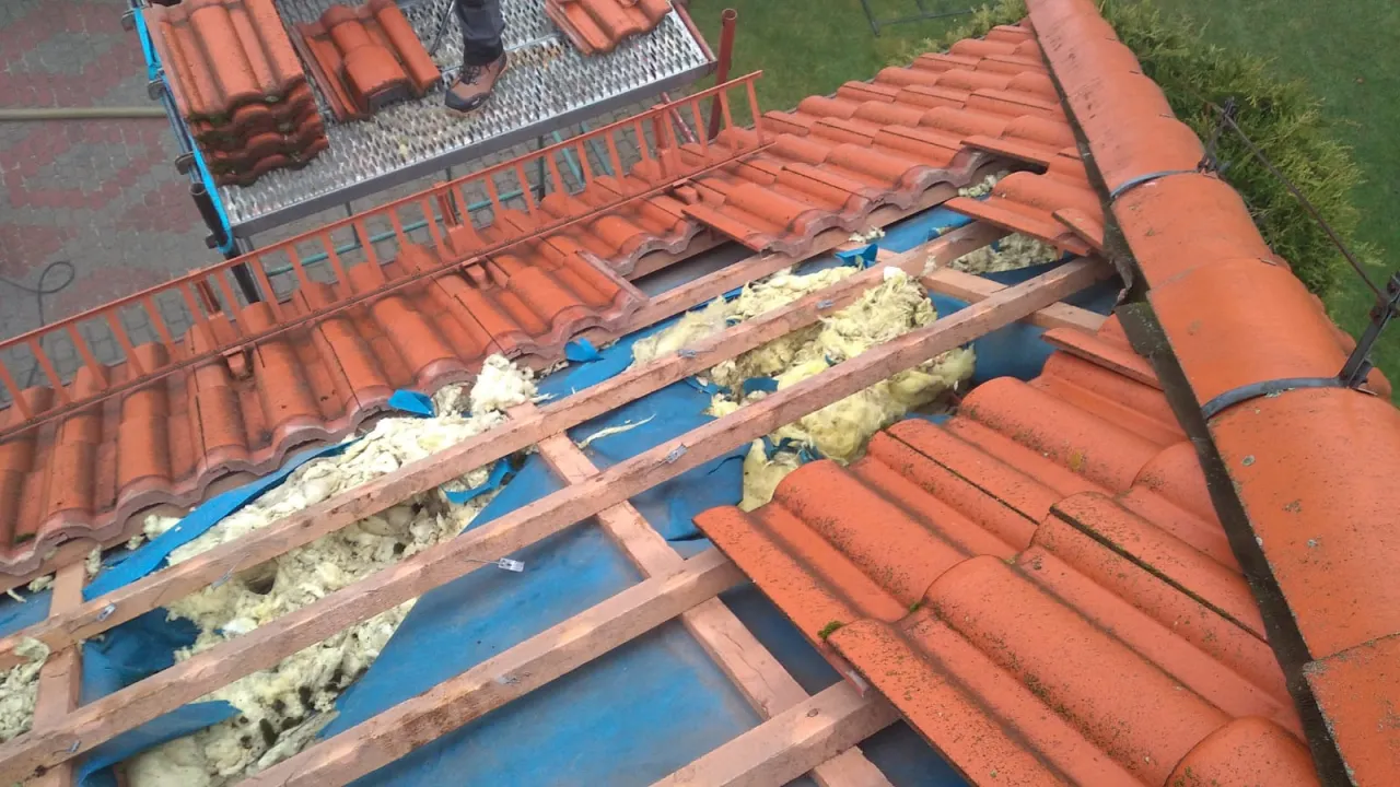 Zdjęcie Jak uszczelnić pękniętą dachówkę i uniknąć kosztownych napraw dachu