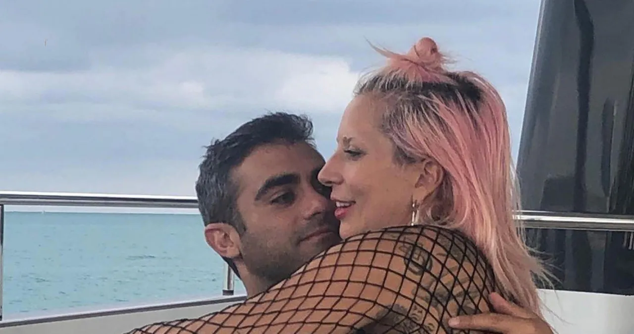 Zdjęcie Z kim Lady Gaga jest w ciąży? Szokujące plotki o jej partnerze