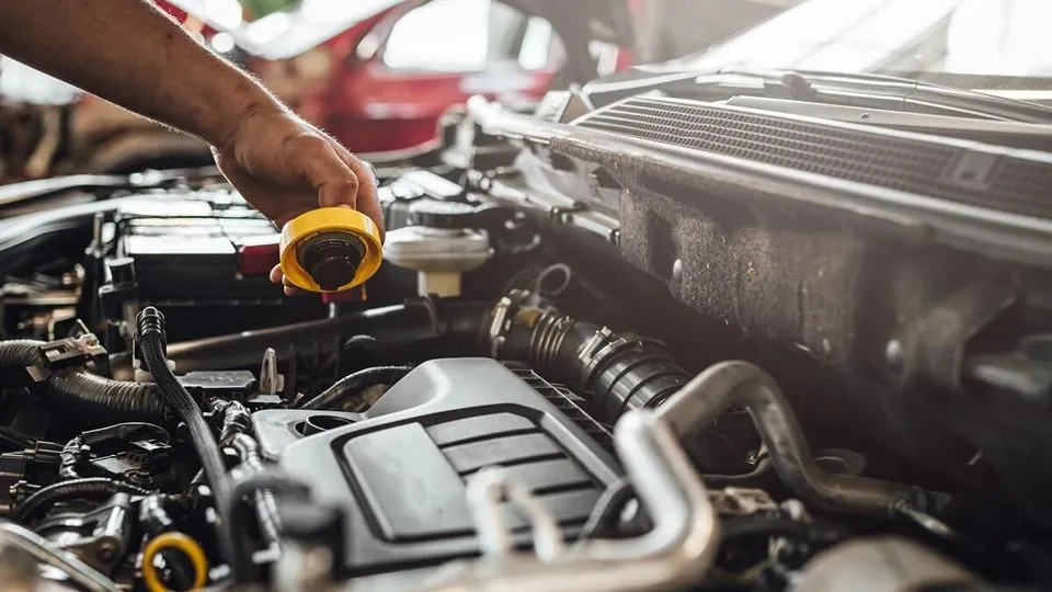 Zdjęcie Jaki koszt wymiany oleju? Sprawdź, jak zaoszczędzić na serwisie