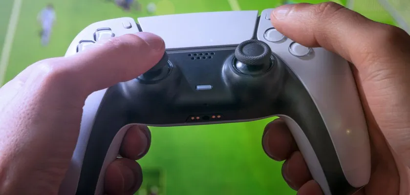 Zdjęcie FIFA 23 jak grać na 2 pady PS5 - proste kroki i porady dla graczy