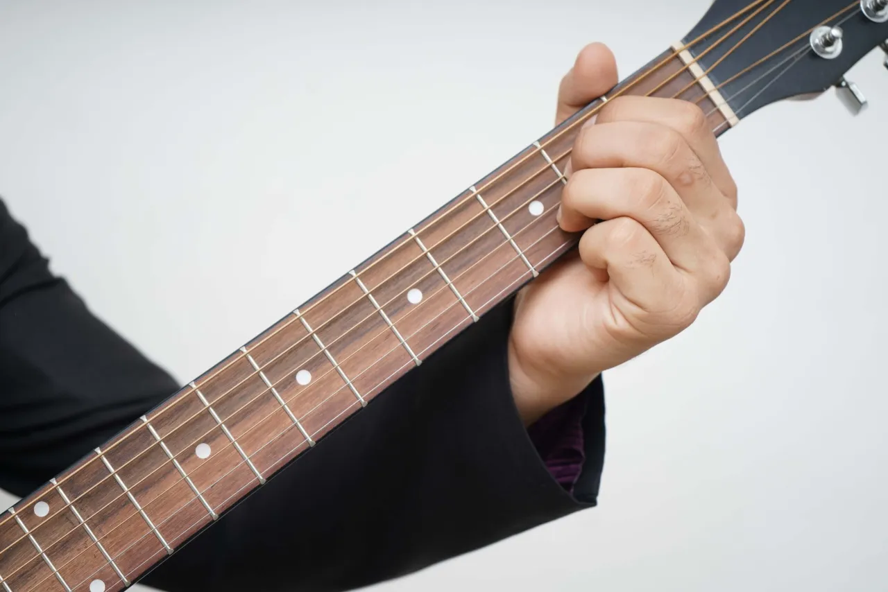 Zdjęcie Czy nauka gry na gitarze jest trudna? Oto wyzwania i rozwiązania