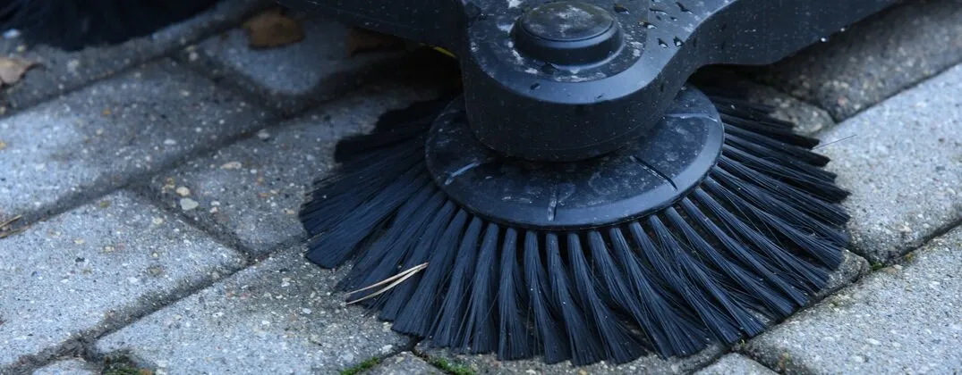 Zdjęcie Jaka zamiatarka do kostki brukowej? Wybierz idealną dla siebie