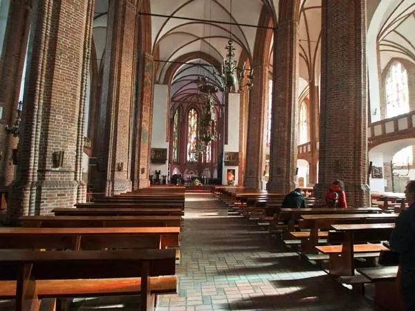 Zdjęcie Dlaczego kolumny w katedrze Kołobrzeg są krzywe? Odkryj przyczyny