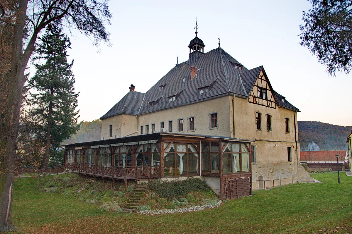 Zdjęcie Pałac w Grobli - odkryj fascynującą historię i piękno architektury