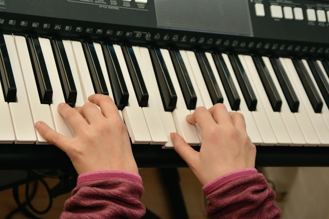 Zdjęcie Keyboard czy pianino cyfrowe – które lepiej spełni Twoje oczekiwania?