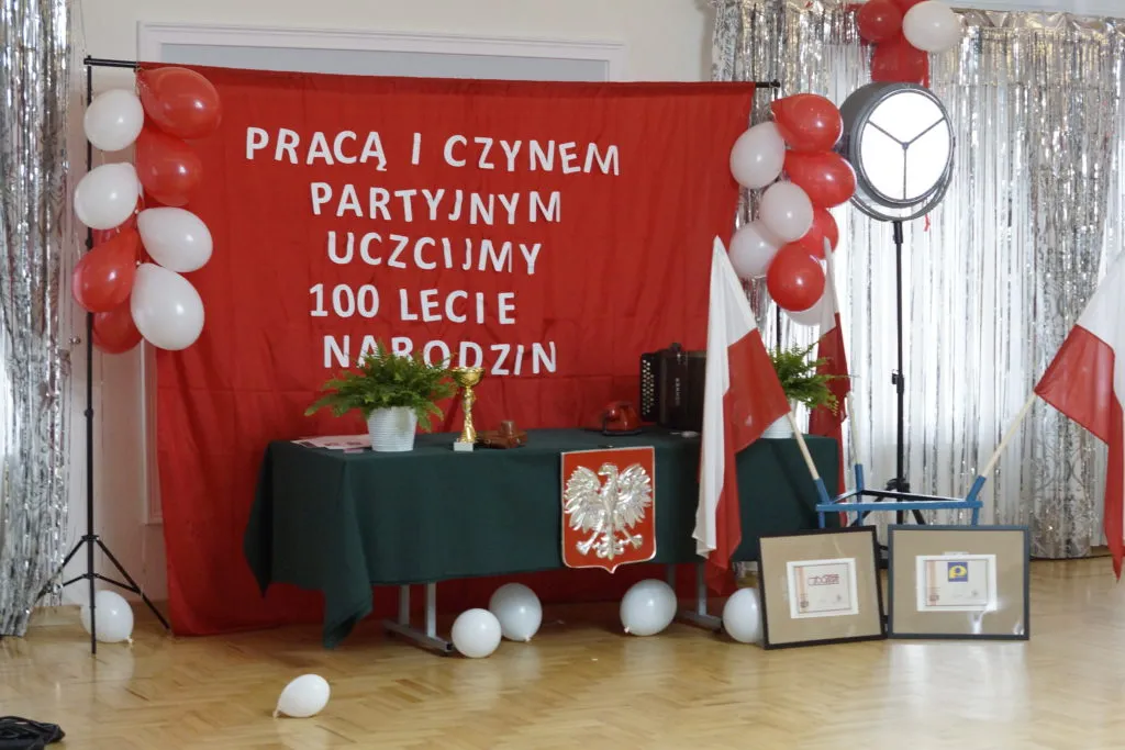 Zdjęcie Impreza w stylu PRL wystrój: 10 nostalgicznych pomysłów na dekoracje