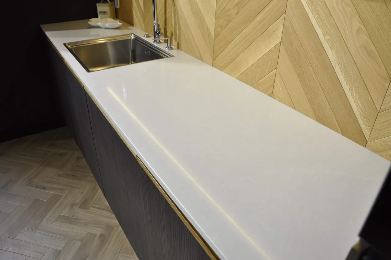 Zdjęcie Blat ze spieku kwarcowego czy konglomerat – co wybrać do kuchni?