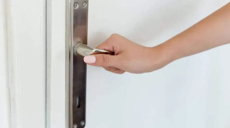 Zdjęcie Jak otworzyć drzwi pokojowe bez klucza - skuteczne metody i porady