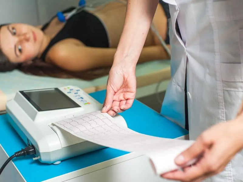 Zdjęcie Czy do EKG trzeba zdjąć stanik? Sprawdź, jak przygotować się bez stresu