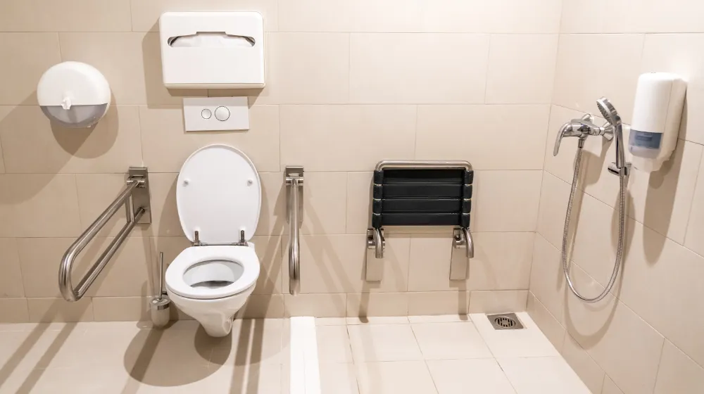 Zdjęcie Jak uzyskać dofinansowanie na remont łazienki dla osoby niepełnosprawnej i uniknąć błędów