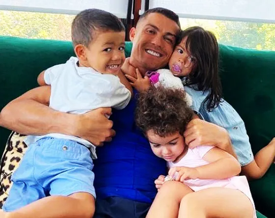 Zdjęcie Cristiano Ronaldo dzieci z kim: tajemnice jego życia rodzinnego i matki dzieci