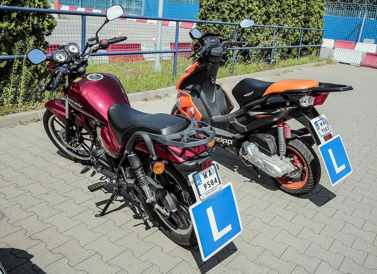 Zdjęcie Ile kosztuje kurs na motorower? Sprawdź pełne wydatki i ukryte koszty