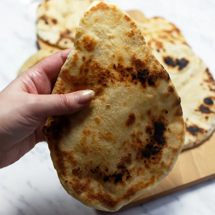 Zdjęcie Jak podgrzać chlebek naan, aby zachować jego smak i miękkość?