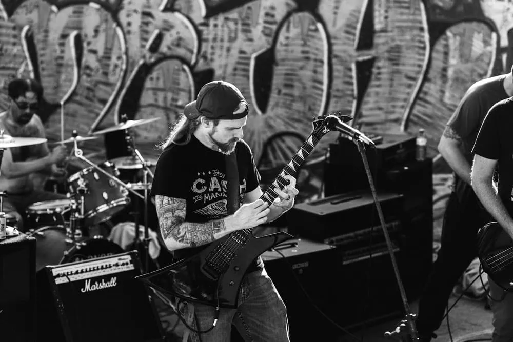 Zdjęcie Jak grać metal na gitarze elektrycznej i uniknąć najczęstszych błędów