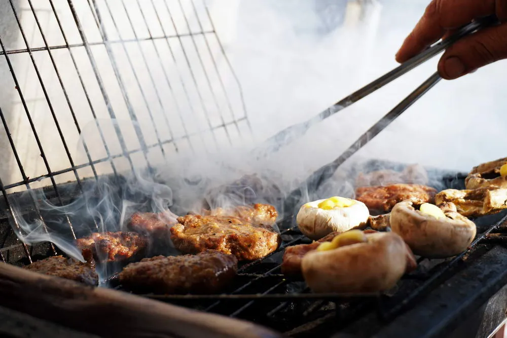 Zdjęcie Grill jednorazowy na balkonie - co musisz wiedzieć, aby nie narazić się sąsiadom